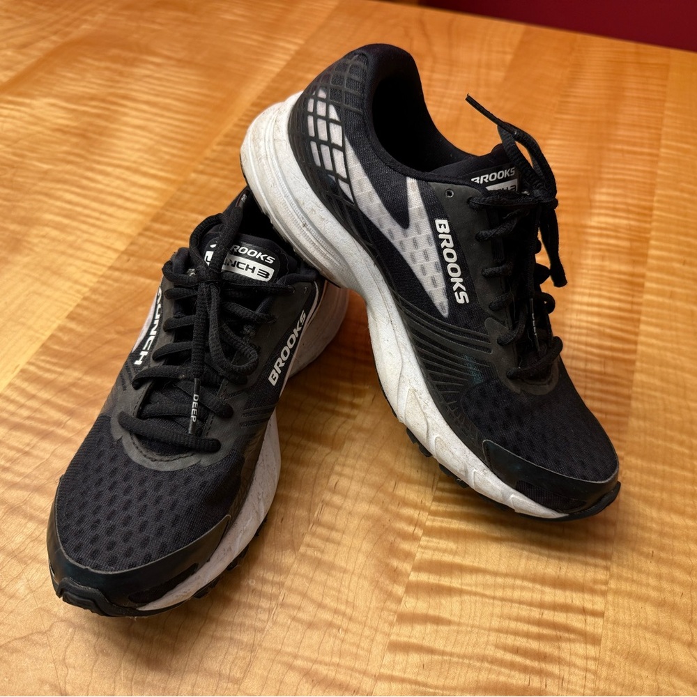 Brooks Women’s Launch Black and White Running Shoes. Size 7